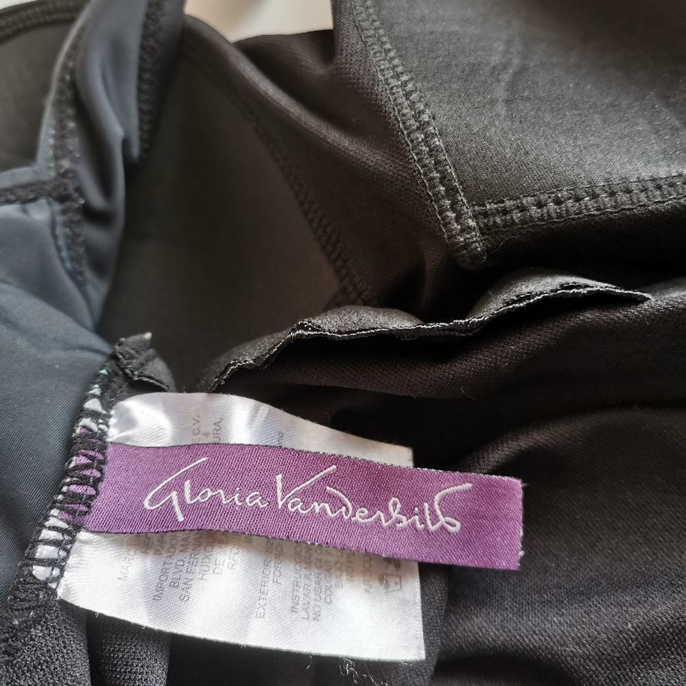 Gloria Vanderbilt Bathing Suit. - Picture 5 of 6